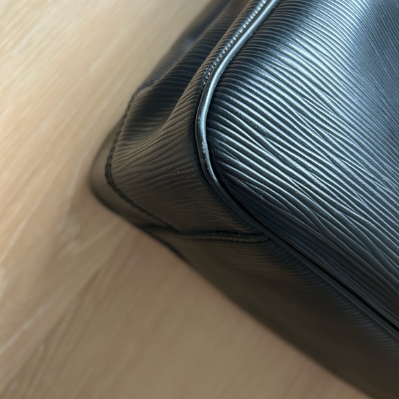 Louis Vuitton Black Epi Leather Passy GM - Picture 9 of 16